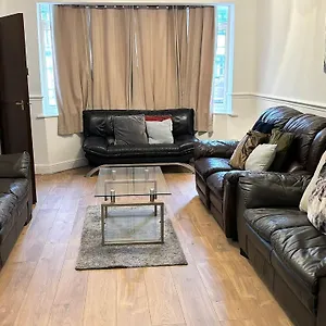 Apartment London Luxury 5 Bedroom House 2 Min Walk To The Tube Station, Dagenham
